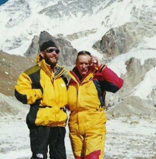 Mario z Krzysztofem Wielickim  podczas zimowej wyprawy na Makalu (Himalaje)